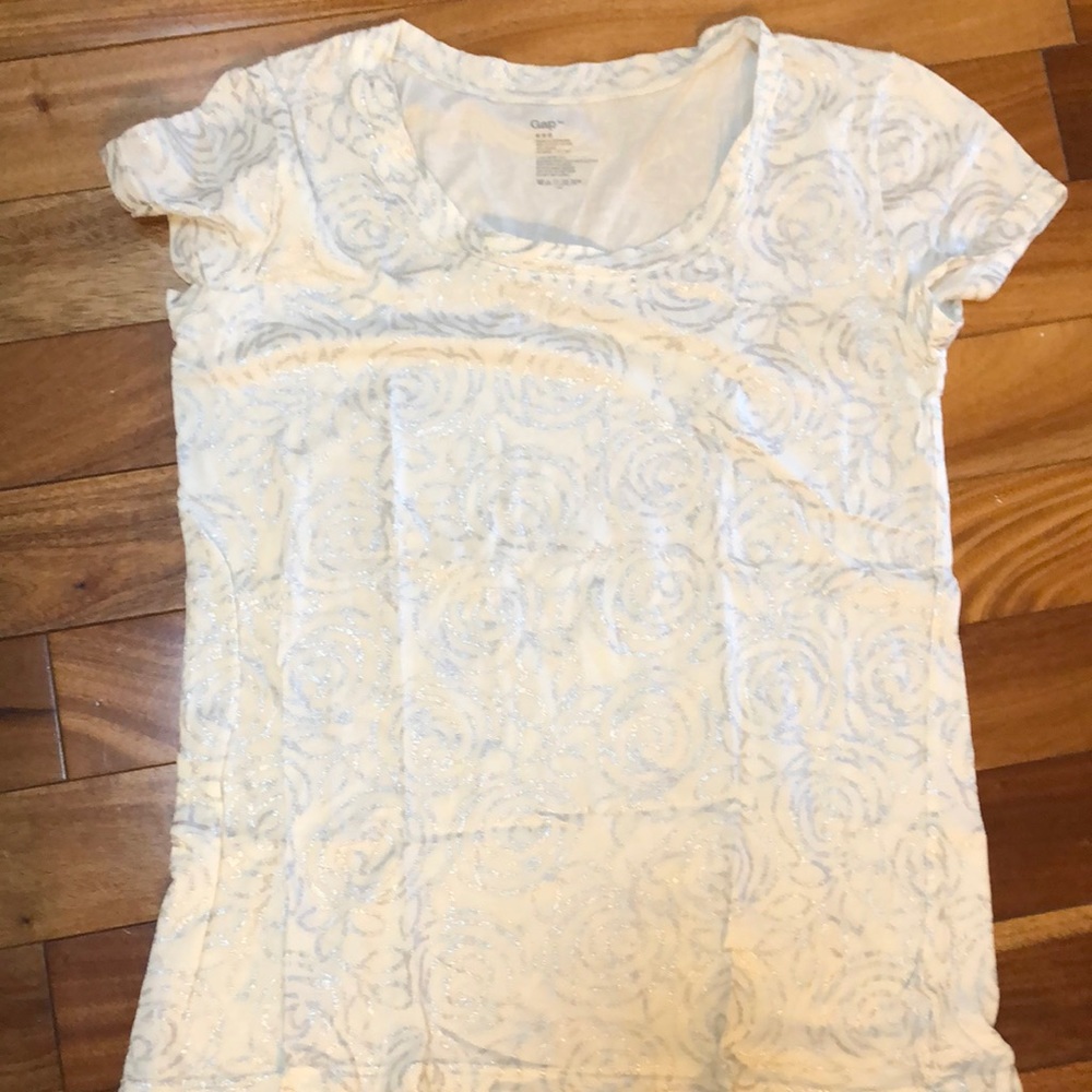 Gap cream tee shirt with silver trim . Size M
